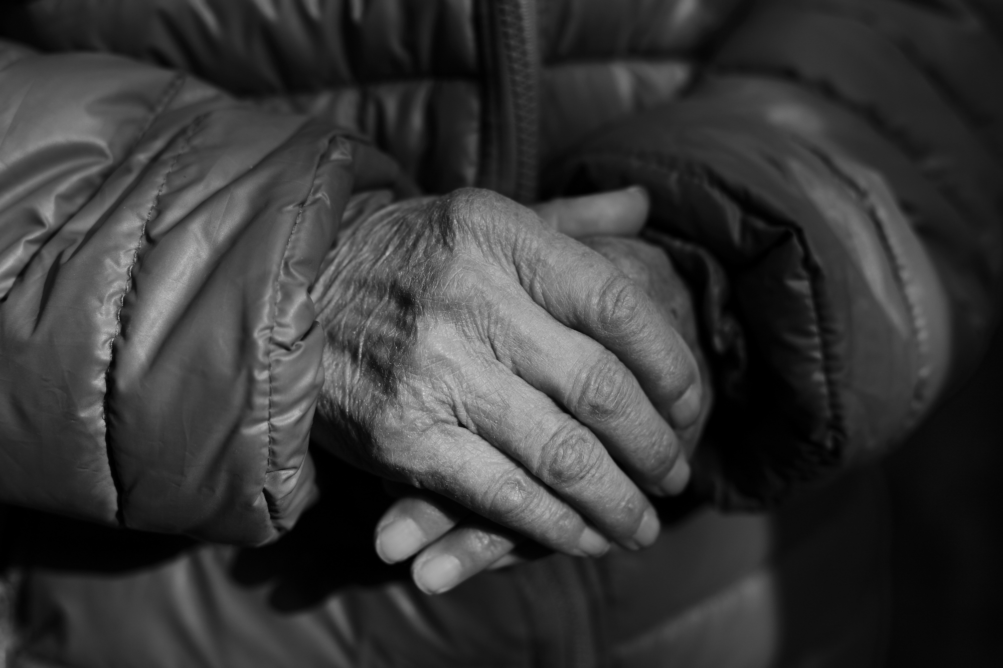 Pormenor de duas mãos entrelaçadas